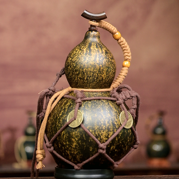 Urushi-Lined Gourd Bottle Dyed with Traditional Chinese Herbal Decoction