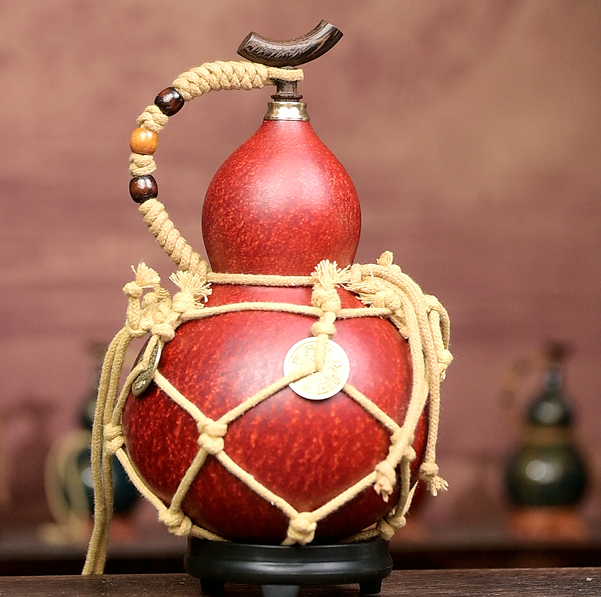Urushi-Lined Gourd Bottle Dyed with Traditional Chinese Herbal Decoction