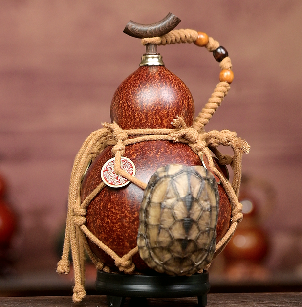 Tortoise Shell Net /Urushi-Lined Gourd Bottle Dyed with Traditional Chinese Herbal Decoction