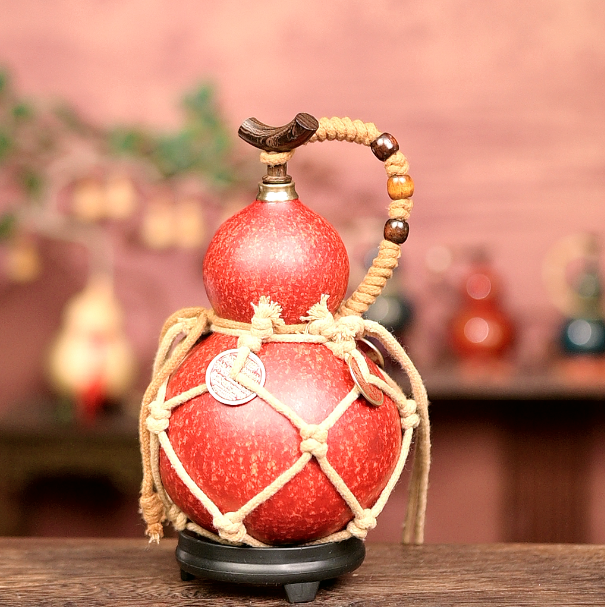 Urushi-Lined Gourd Bottle Dyed with Traditional Chinese Herbal Decoction