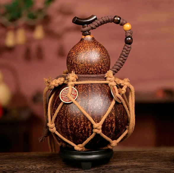 Urushi-Lined Gourd Bottle Dyed with Traditional Chinese Herbal Decoction