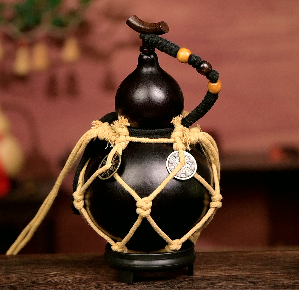 Urushi-Lined Gourd Bottle Dyed with Traditional Chinese Herbal Decoction