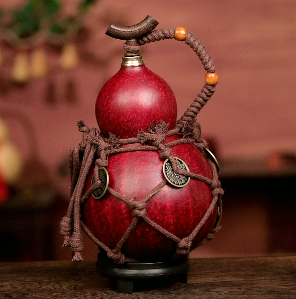 Urushi-Lined Gourd Bottle Dyed with Traditional Chinese Herbal Decoction