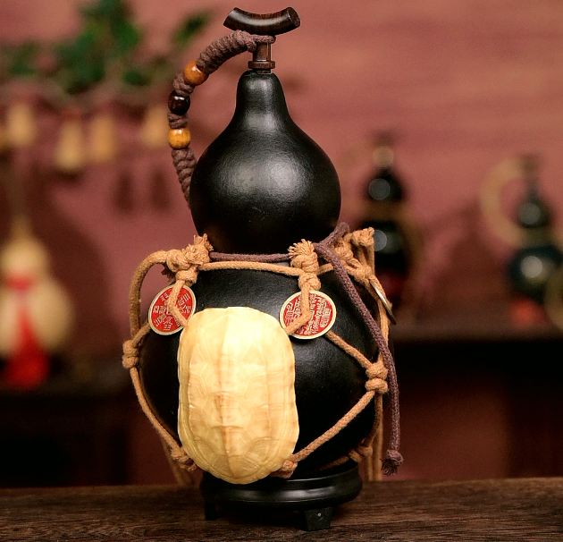 Tortoise Shell Net /Urushi-Lined Gourd Bottle Dyed with Traditional Chinese Herbal Decoction