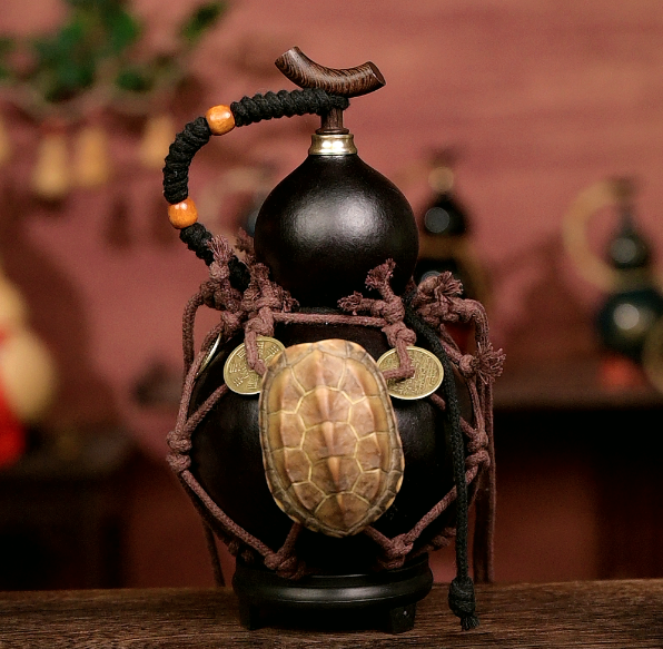 Tortoise Shell Net /Urushi-Lined Gourd Bottle Dyed with Traditional Chinese Herbal Decoction