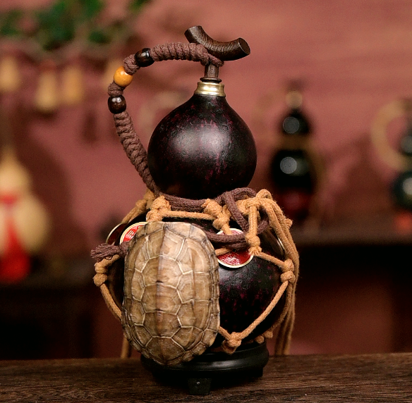 Tortoise Shell Net /Urushi-Lined Gourd Bottle Dyed with Traditional Chinese Herbal Decoction