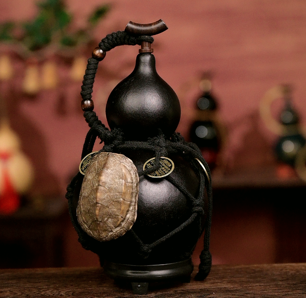 Tortoise Shell Net /Urushi-Lined Gourd Bottle Dyed with Traditional Chinese Herbal Decoction