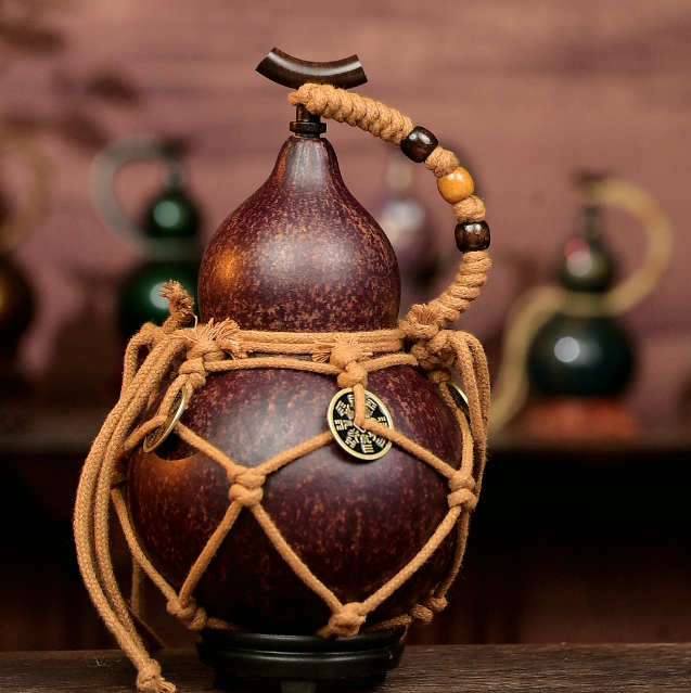 Urushi-Lined Gourd Bottle Dyed with Traditional Chinese Herbal Decoction