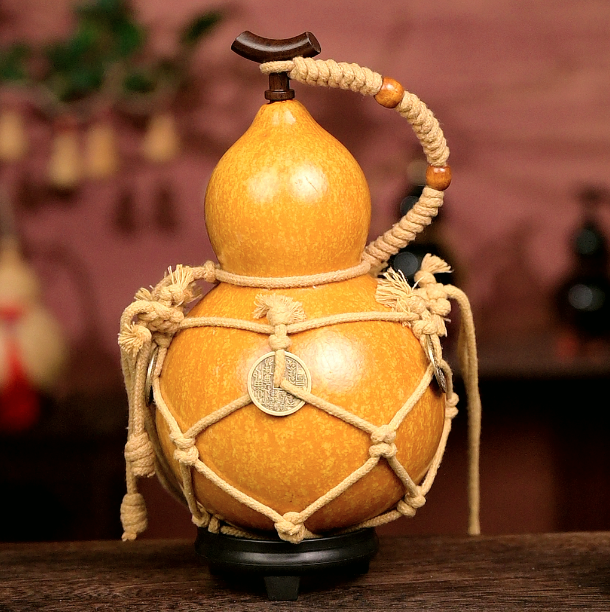 Urushi-Lined Gourd Bottle Dyed with Traditional Chinese Herbal Decoction