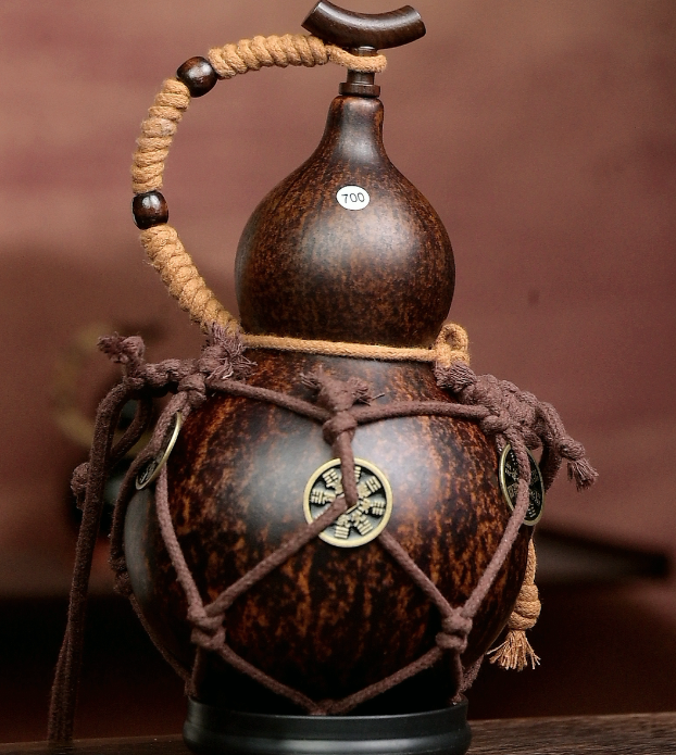 Urushi-Lined Gourd Bottle Dyed with Traditional Chinese Herbal Decoction
