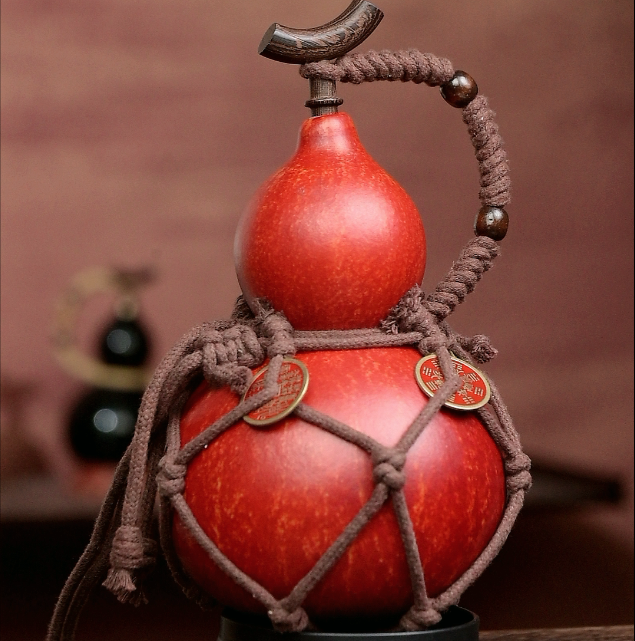 Urushi-Lined Gourd Bottle Dyed with Traditional Chinese Herbal Decoction