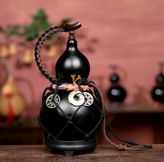 Black Urushi-Lined Gourd Bottle Dyed with Traditional Chinese Herbal Decoction