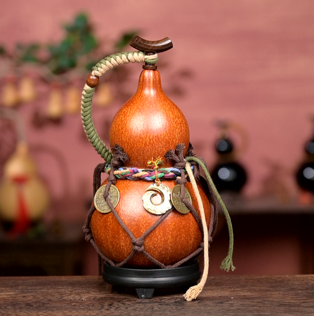 Urushi-Lined Gourd Bottle Dyed with Traditional Chinese Herbal Decoction
