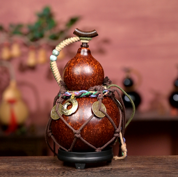 Urushi-Lined Gourd Bottle Dyed with Traditional Chinese Herbal Decoction