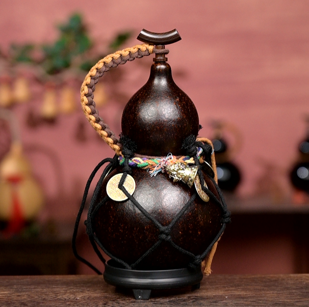 Urushi-Lined Gourd Bottle Dyed with Traditional Chinese Herbal Decoction