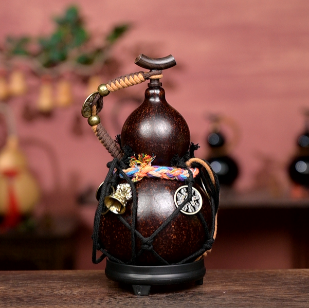 Urushi-Lined Gourd Bottle Dyed with Traditional Chinese Herbal Decoction