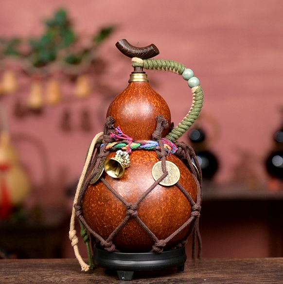 Urushi-Lined Gourd Bottle Dyed with Traditional Chinese Herbal Decoction