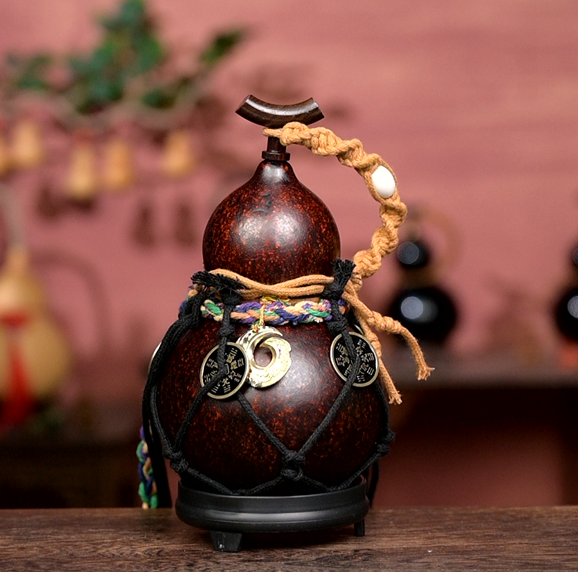 Urushi-Lined Gourd Bottle Dyed with Traditional Chinese Herbal Decoction