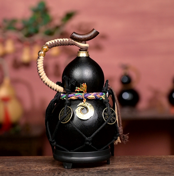 Black Urushi-Lined Gourd Bottle Dyed with Traditional Chinese Herbal Decoction