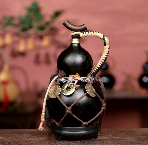 Black Urushi-Lined Gourd Bottle Dyed with Traditional Chinese Herbal Decoction