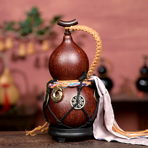 Urushi-Lined Gourd Bottle Dyed with Traditional Chinese Herbal Decoction