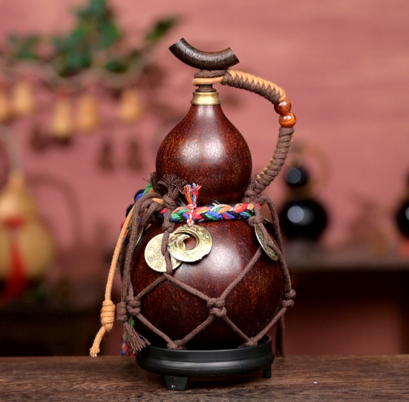 Urushi-Lined Gourd Bottle Dyed with Traditional Chinese Herbal Decoction