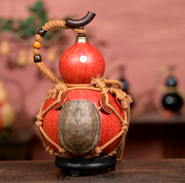 Tortoise Shell Net /Urushi-Lined Gourd Bottle Dyed with Traditional Chinese Herbal Decoction