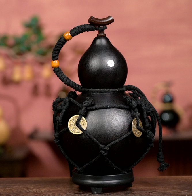Urushi-Lined Gourd Bottle Dyed with Traditional Chinese Herbal Decoction