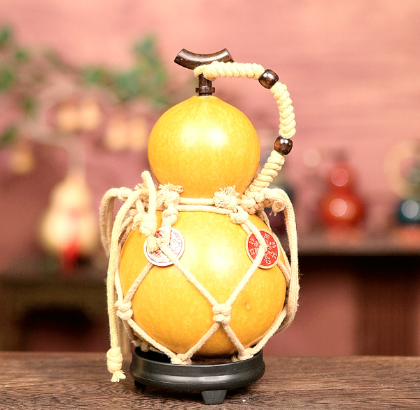 Urushi-Lined Gourd Bottle Dyed with Traditional Chinese Herbal Decoction