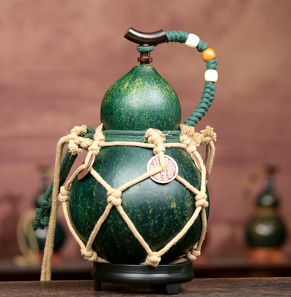 Urushi-Lined Gourd Bottle Dyed with Traditional Chinese Herbal Decoction